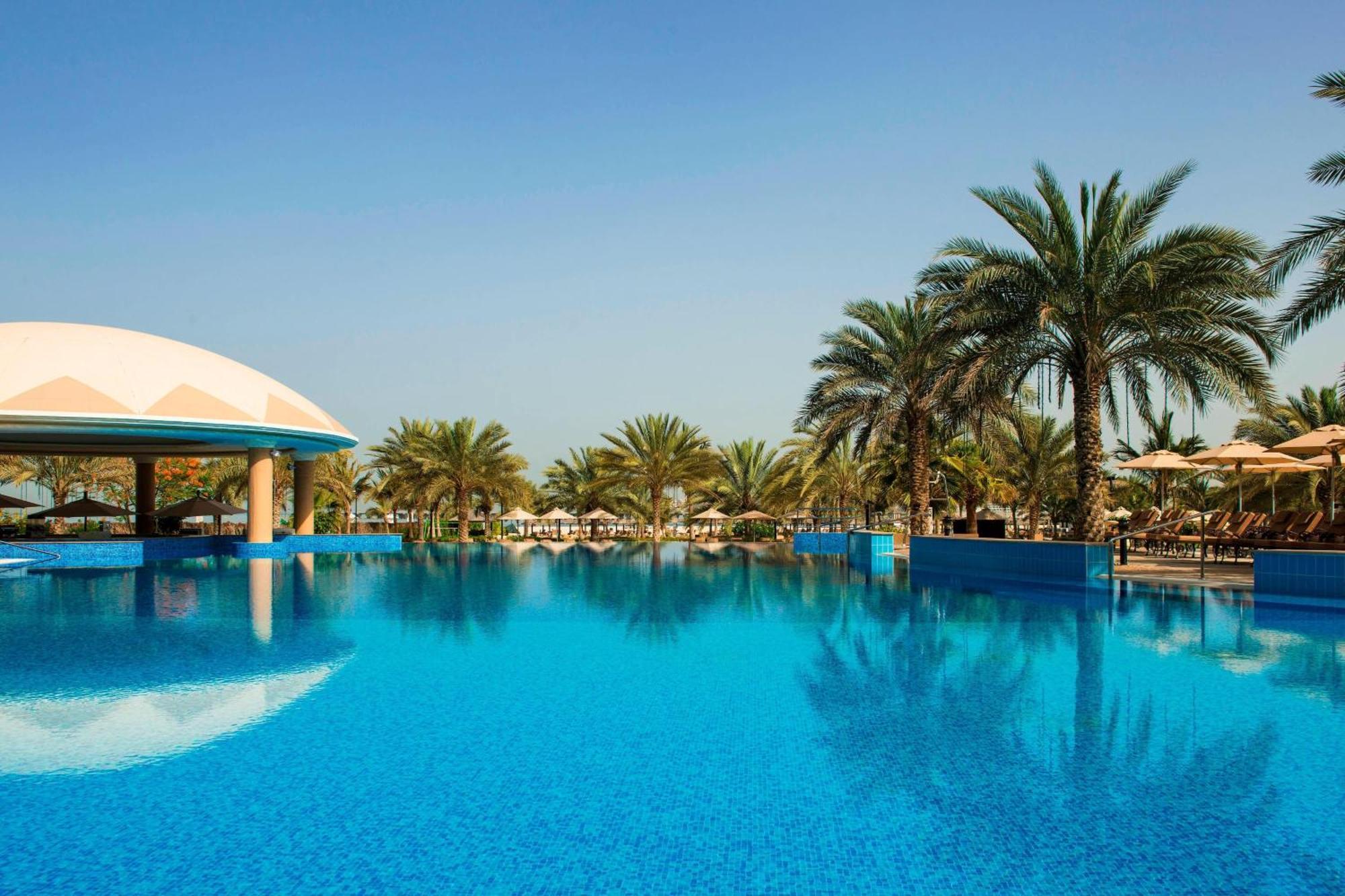 Le Royal Meridien Beach Resort & Spa Dubai Luaran gambar The swimming pool at the resort