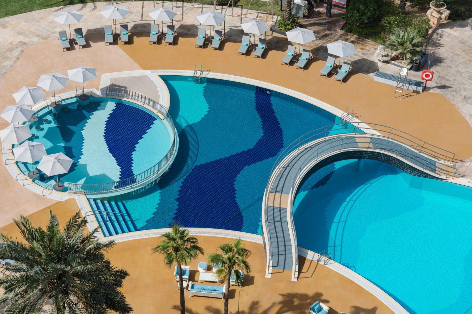 Le Royal Meridien Beach Resort & Spa Dubai Luaran gambar The swimming pool at the hotel