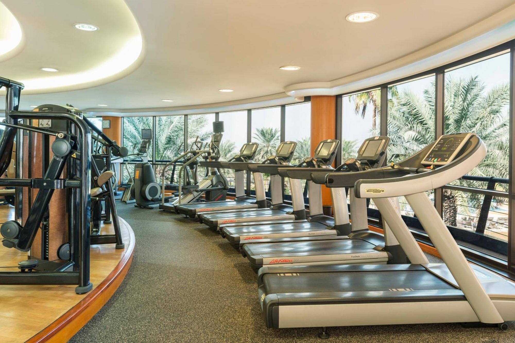 Le Royal Meridien Beach Resort & Spa Dubai Luaran gambar A row of treadmills