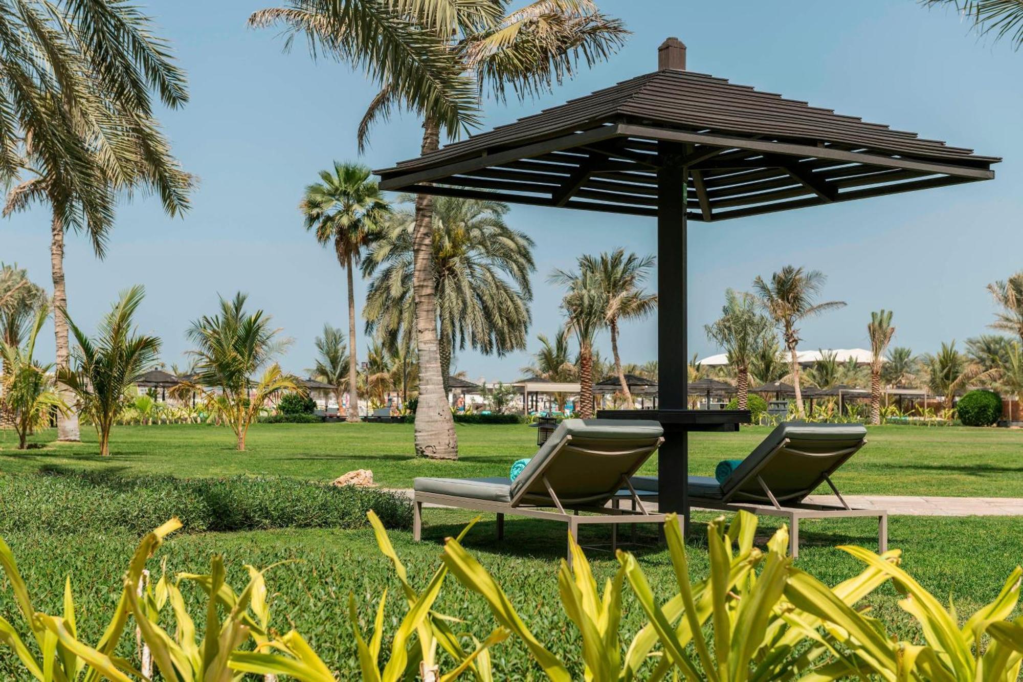 Le Royal Meridien Beach Resort & Spa Dubai Luaran gambar The lawns at the resort